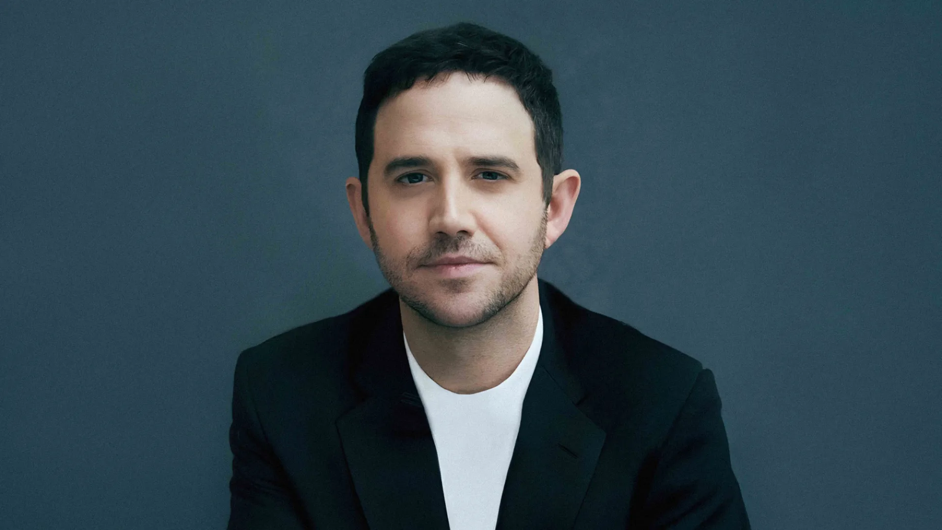 headshot of Santino Fontana