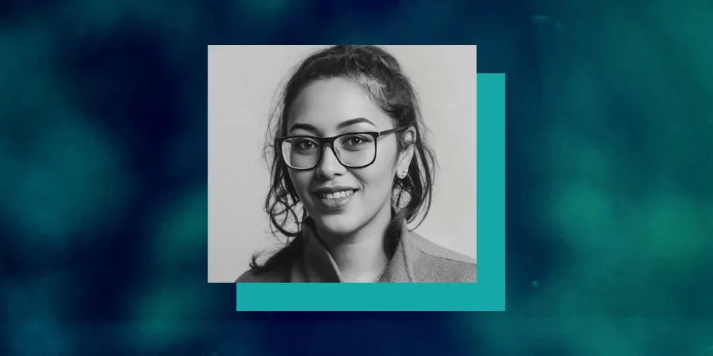Portrait of Smriti Mundhra '09 on blue background.