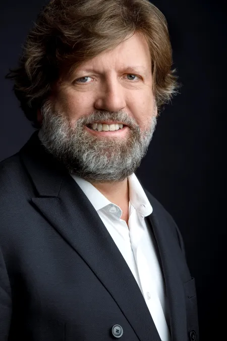 Headshot of Oskar Eustis