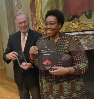 Sonra receiving the prize.