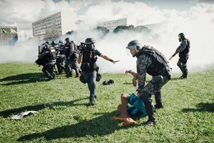 A scene with fighting soldiers and victims.