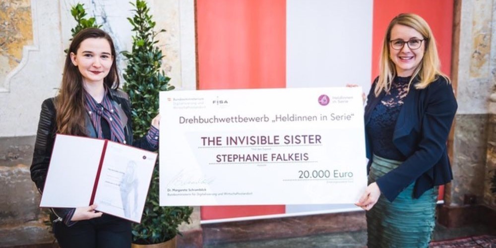 Stephanie Falkeis (left) accepting the Heldinnen in Serie Screenwriting Award and Development Grant for 'The Invisible Sister'