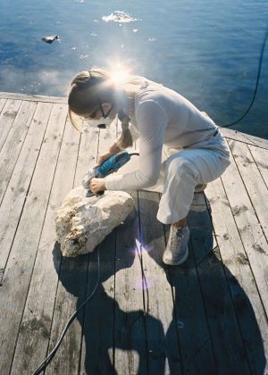 Linnéa Gad working on her limestone this summer in Stockholm (© Hélène Kugelberg)