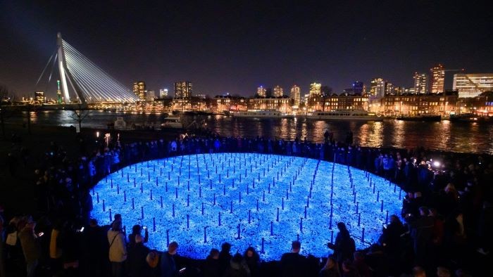 The new Holocaust monument LEVENSLICHT in collaboration with National Committee for 4 and 5 May remembers the 104,000 Dutch Holocaust victims with 104,000 specially developed luminescent stones, and encourages participation across 170 municipalities.