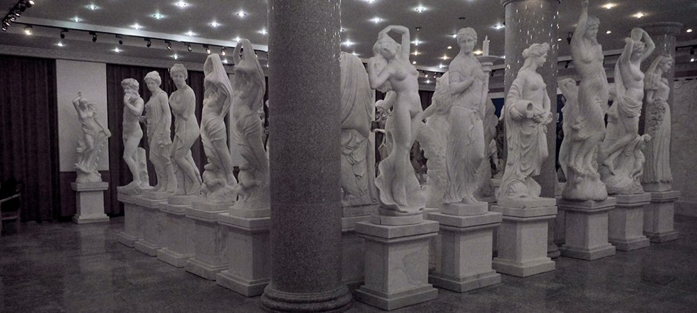 Image of marble statues in black and white.